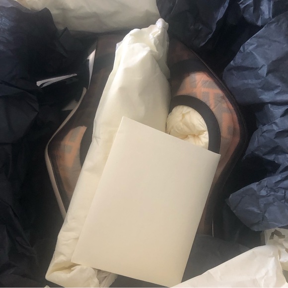 NIB $850 Fendi Colibri Logo Pointed Toe Pump in size 5 US / 35.5 EU! - Picture 7 of 11